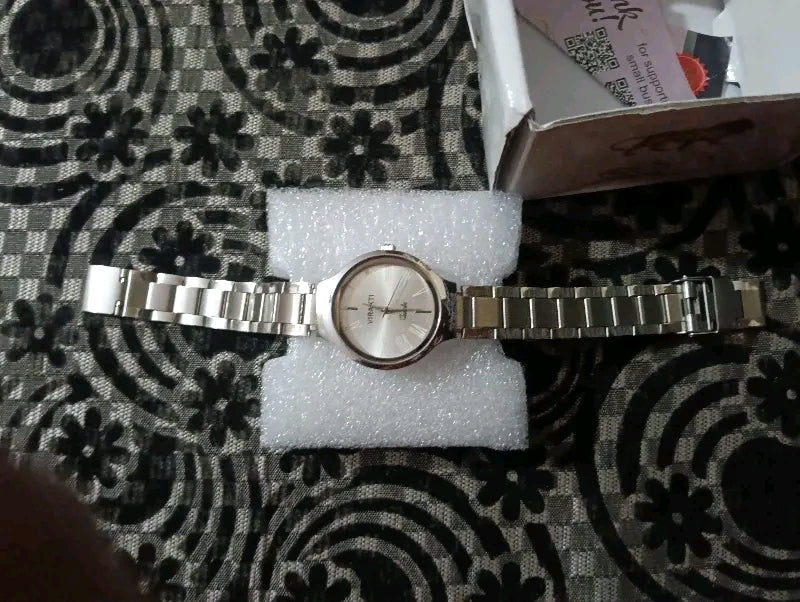 Unique round dail high quality stainless steel chain watches for girls and women